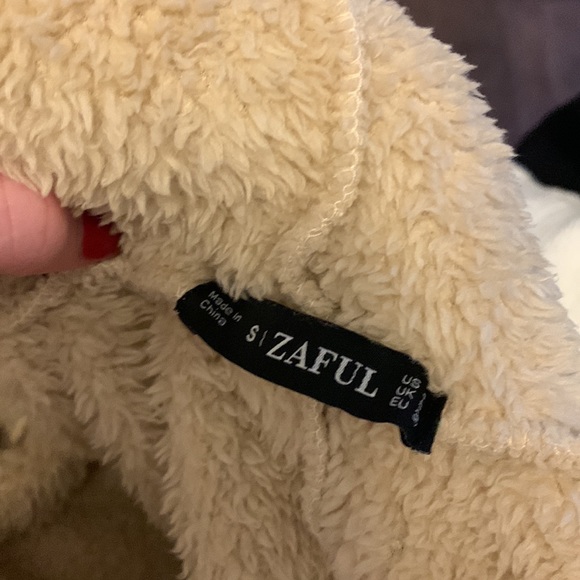 ⭐️Super soft and cozy teddy cropped jacket with hood and pockets - Picture 3 of 3